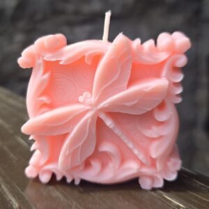 Candela Artigianale a Forma di Libellula – Rosa Cipria, Fragranza Coco Chanel