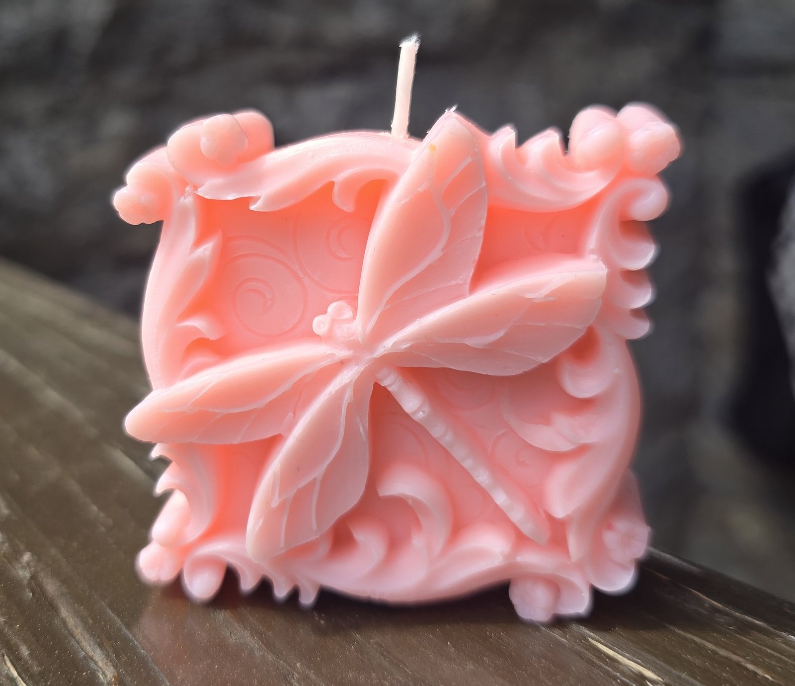 Candela Artigianale a Forma di Libellula – Rosa Cipria, Fragranza Coco Chanel